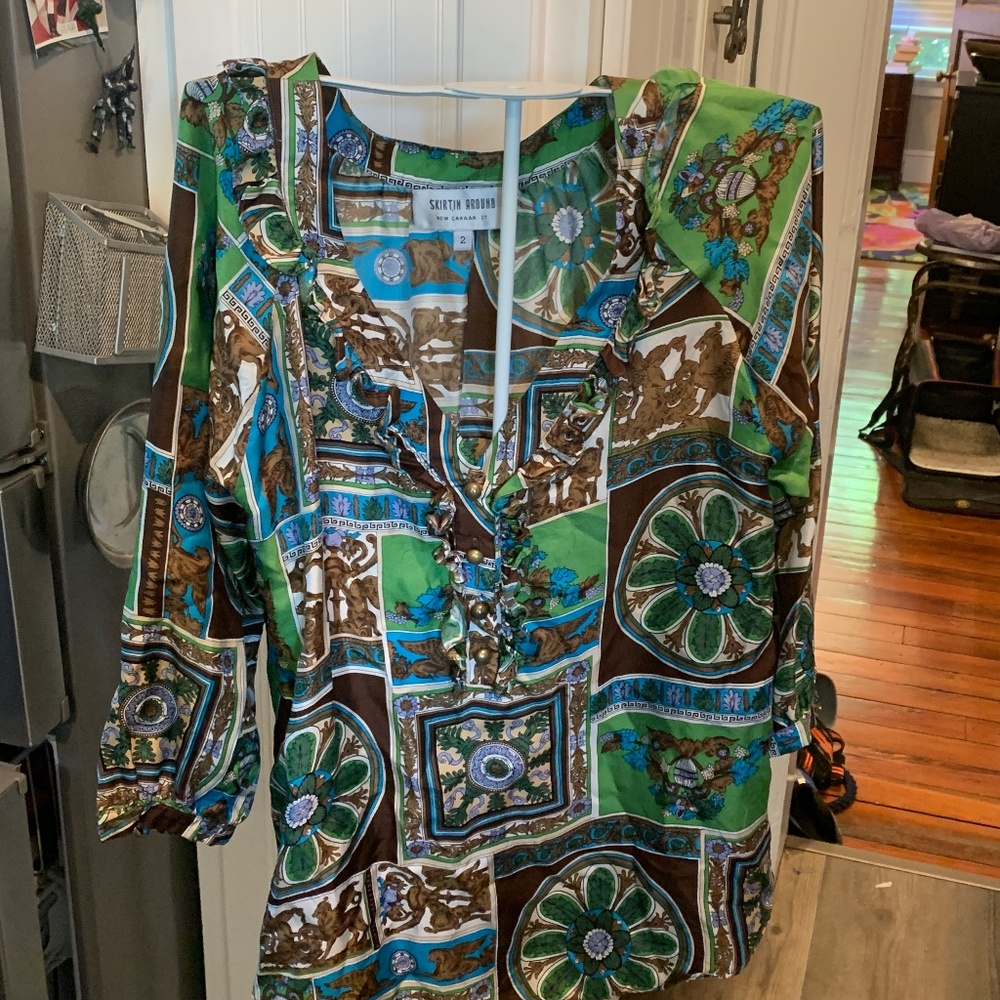 Skirtin Around 100 percent silk ruffle beck blouse. Preowned